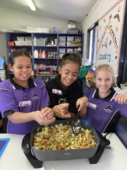  Foodbank WA visited Cassia Primary School in South Hedland to facilitate the nom! Schools